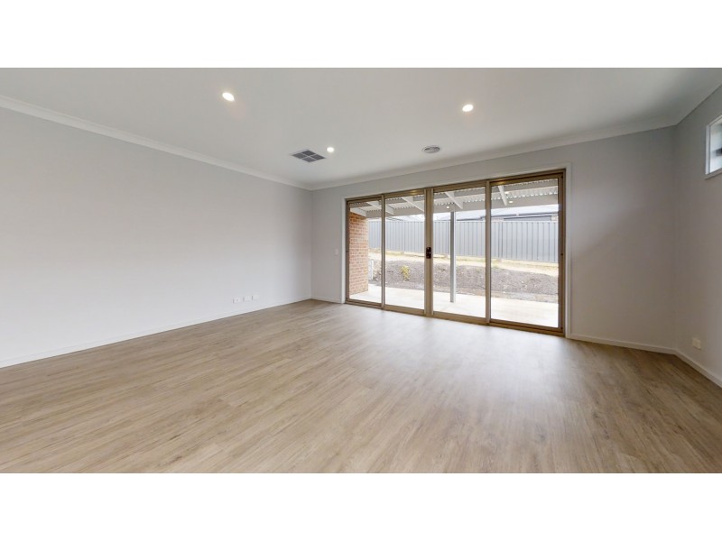 10 Ashbourne Way, Kangaroo Flat VIC 3555