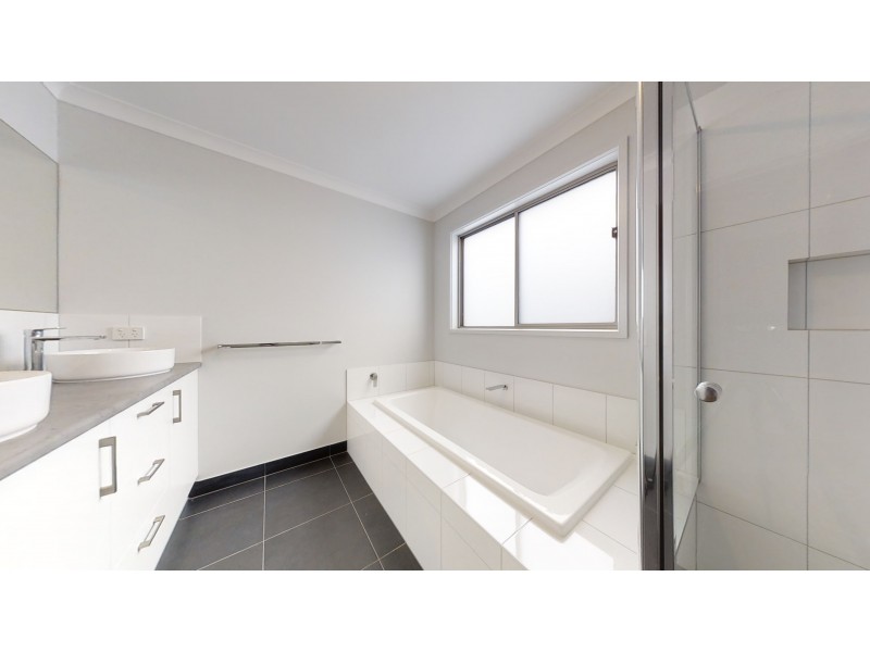 10 Ashbourne Way, Kangaroo Flat VIC 3555