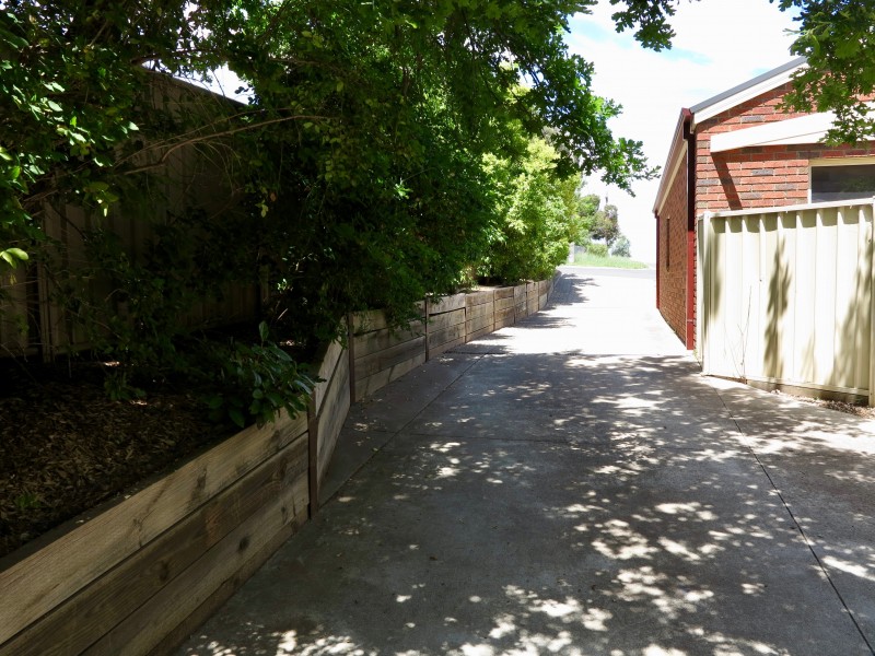2/18 CURNOW STREET, Golden Square VIC 3555
