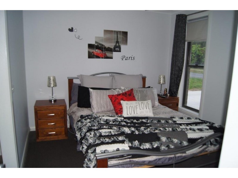 1 Clarcoll Crescent North, Kangaroo Flat VIC 3555