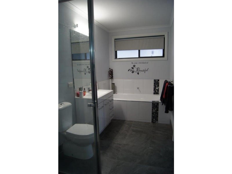 1 Clarcoll Crescent North, Kangaroo Flat VIC 3555