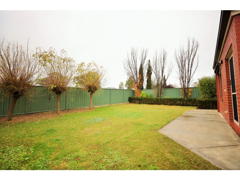 19 St George Park Drive, Kangaroo Flat VIC 3555