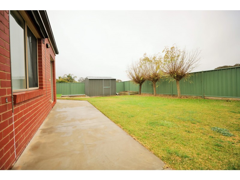 19 St George Park Drive, Kangaroo Flat VIC 3555