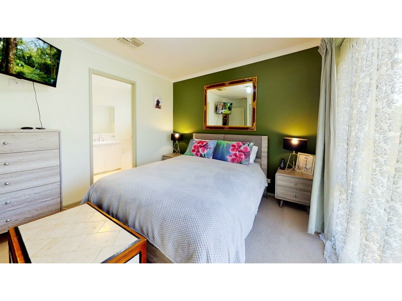 10 Bath Lane, Kangaroo Flat VIC 3555