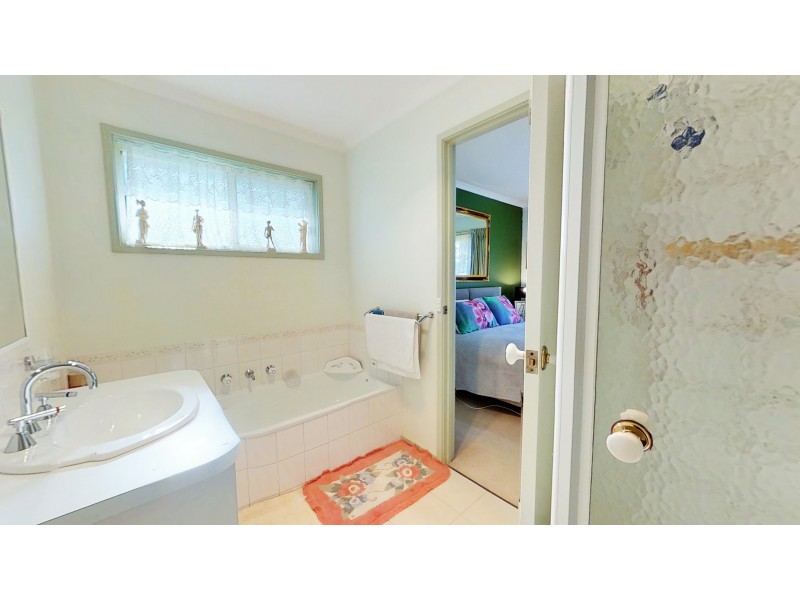 10 Bath Lane, Kangaroo Flat VIC 3555