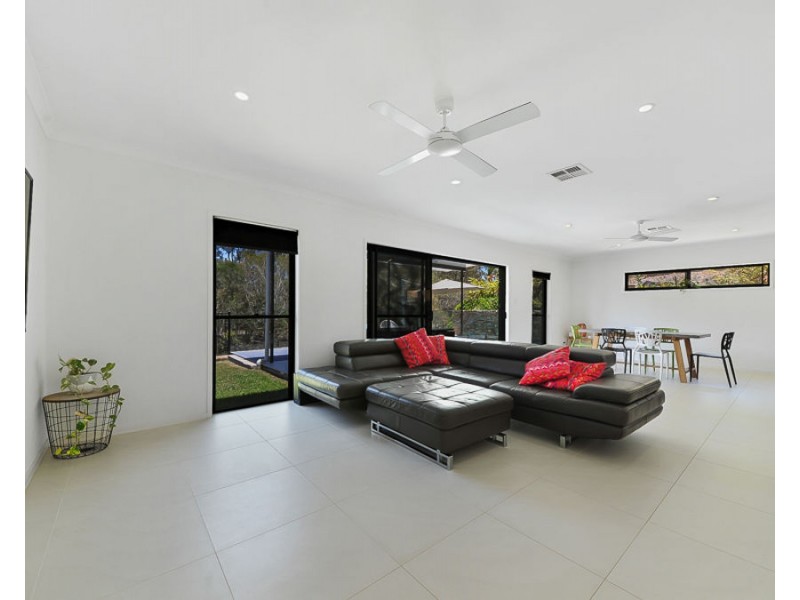 3 Amorosa Court, Eatons Hill QLD 4037