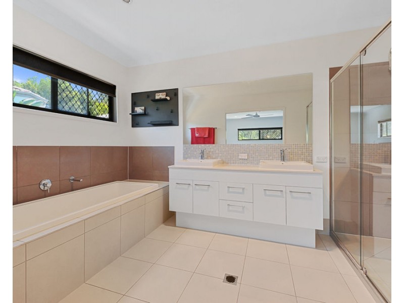 3 Amorosa Court, Eatons Hill QLD 4037