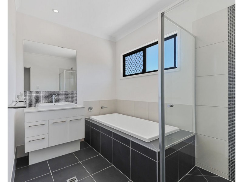 3 Amorosa Court, Eatons Hill QLD 4037