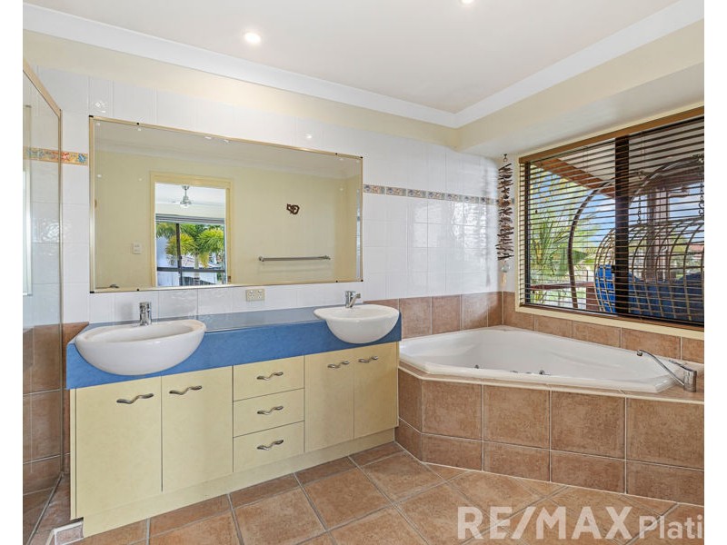 2 Arrow Court, Newport QLD 4020