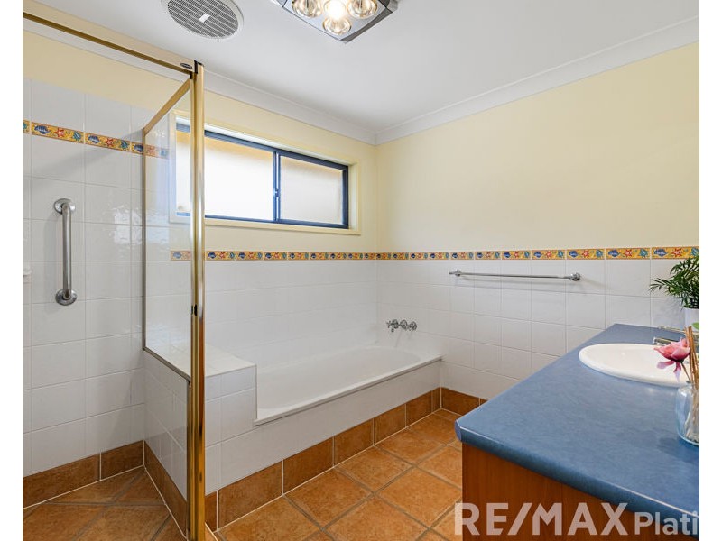2 Arrow Court, Newport QLD 4020