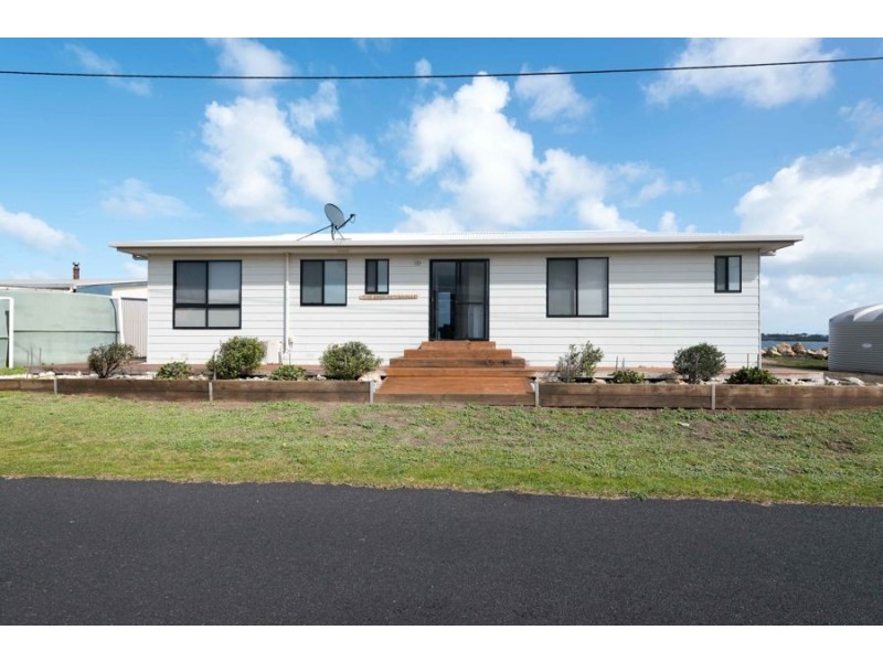 18 Newton Road, Pelican Point SA 5291