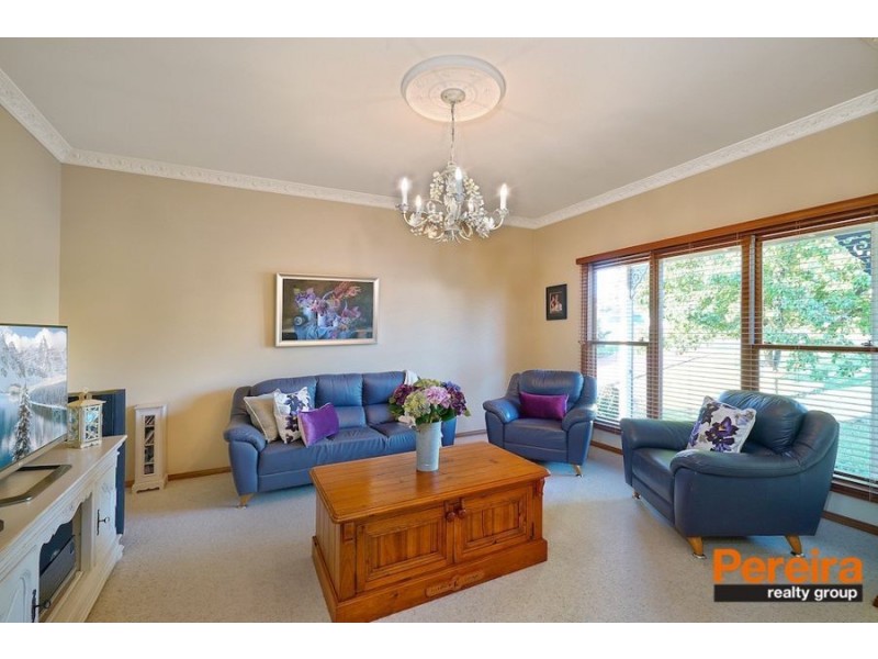 9 John Street, The Oaks NSW 2570