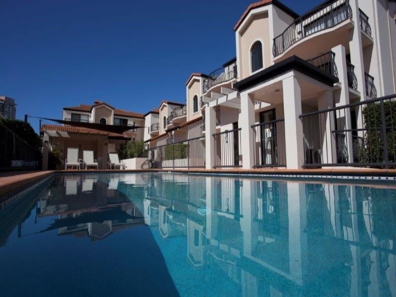 33 Lenneberg Street, Southport QLD 4215