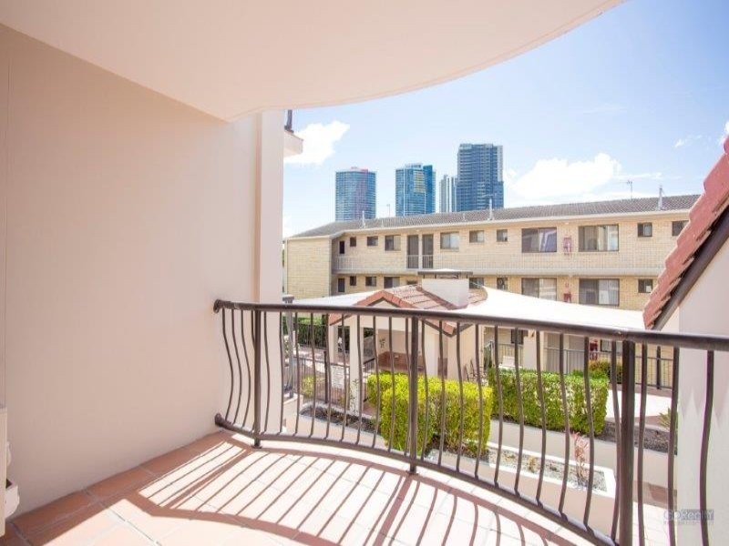 33 Lenneberg Street, Southport QLD 4215