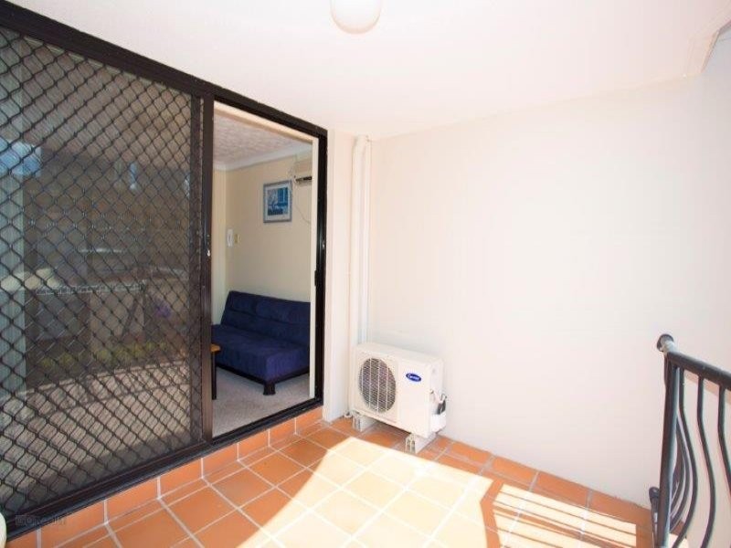 33 Lenneberg Street, Southport QLD 4215