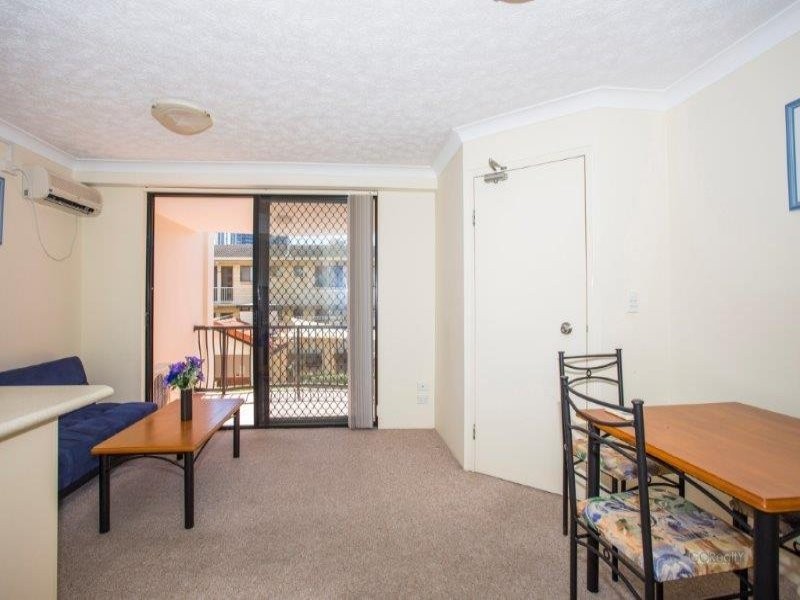 33 Lenneberg Street, Southport QLD 4215