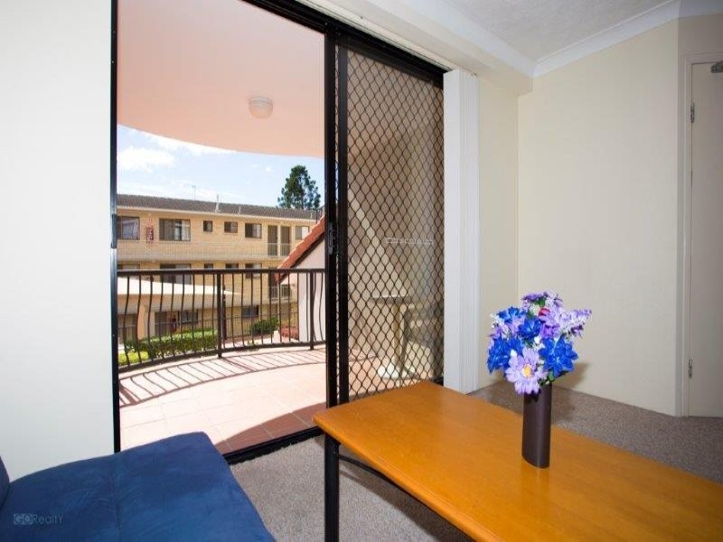 33 Lenneberg Street, Southport QLD 4215