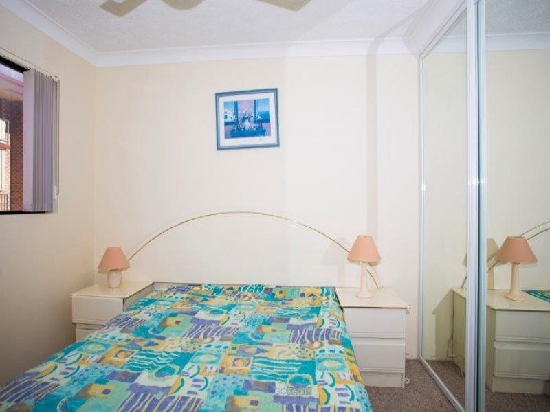 33 Lenneberg Street, Southport QLD 4215