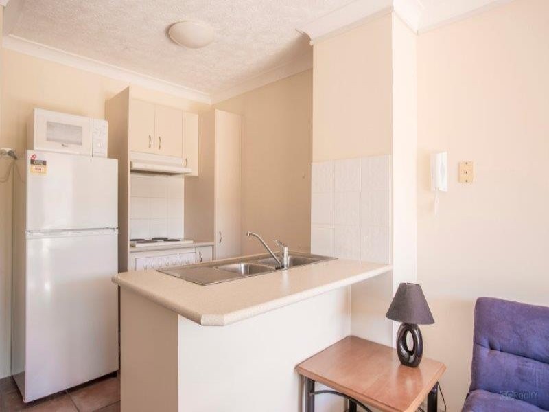 33 Lenneberg Street, Southport QLD 4215