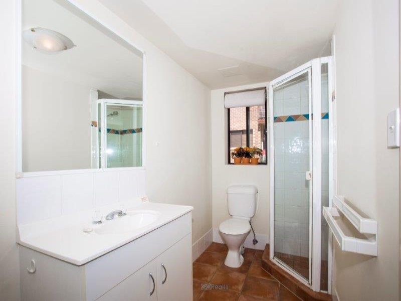 33 Lenneberg Street, Southport QLD 4215