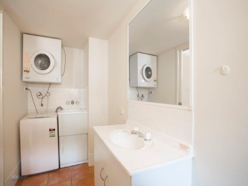 33 Lenneberg Street, Southport QLD 4215