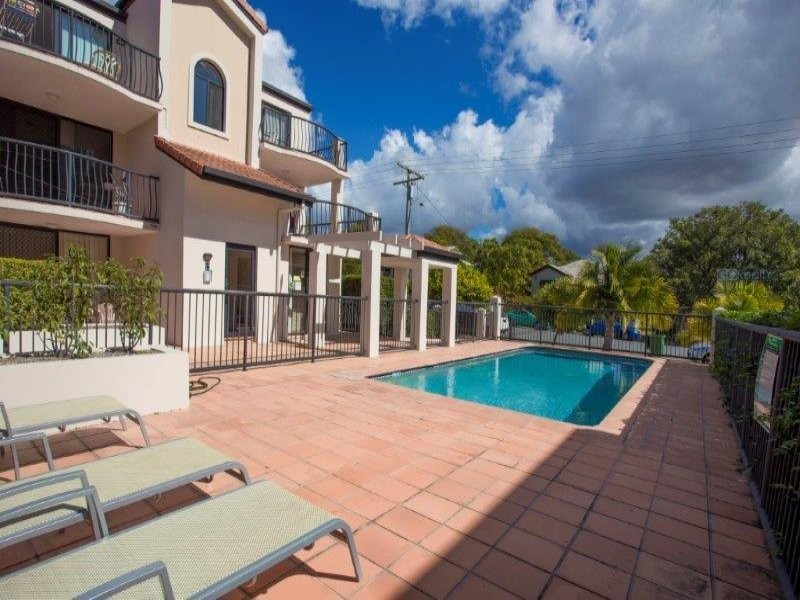 33 Lenneberg Street, Southport QLD 4215