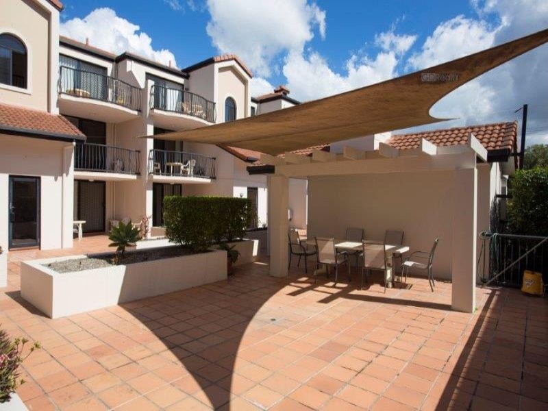 33 Lenneberg Street, Southport QLD 4215