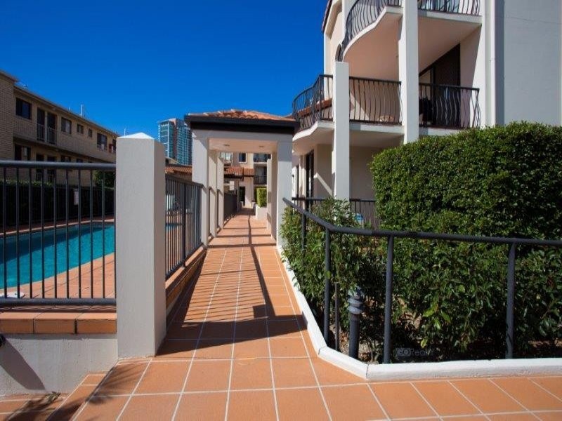 33 Lenneberg Street, Southport QLD 4215