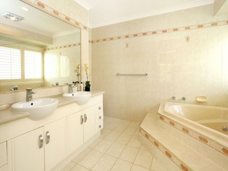 6 Deborah Avenue, Benowa Waters QLD 4217