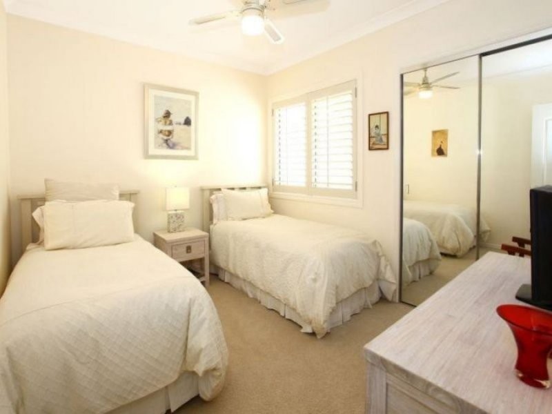 6 Deborah Avenue, Benowa Waters QLD 4217