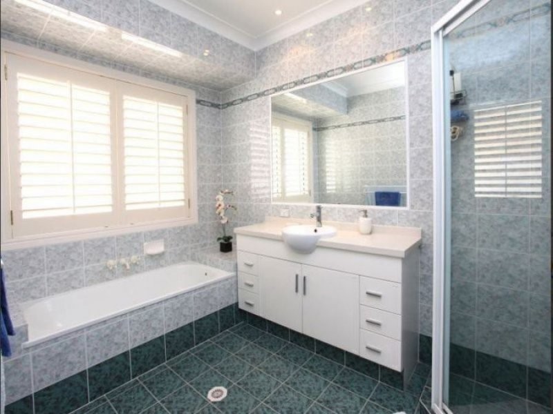 6 Deborah Avenue, Benowa Waters QLD 4217