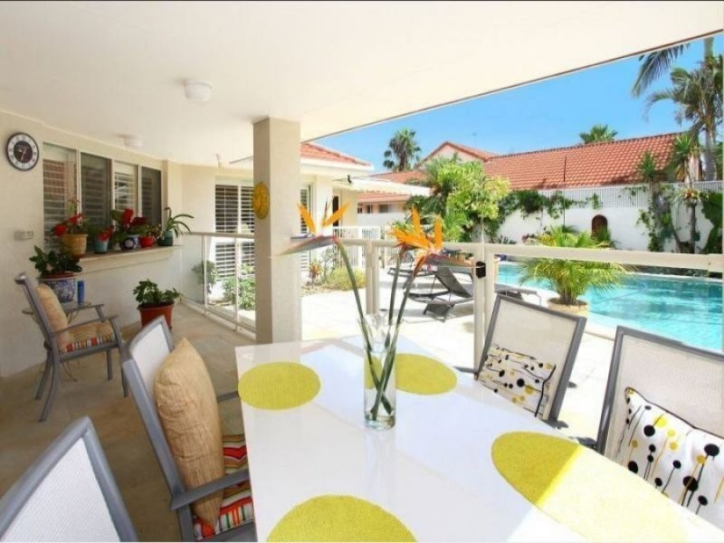 6 Deborah Avenue, Benowa Waters QLD 4217