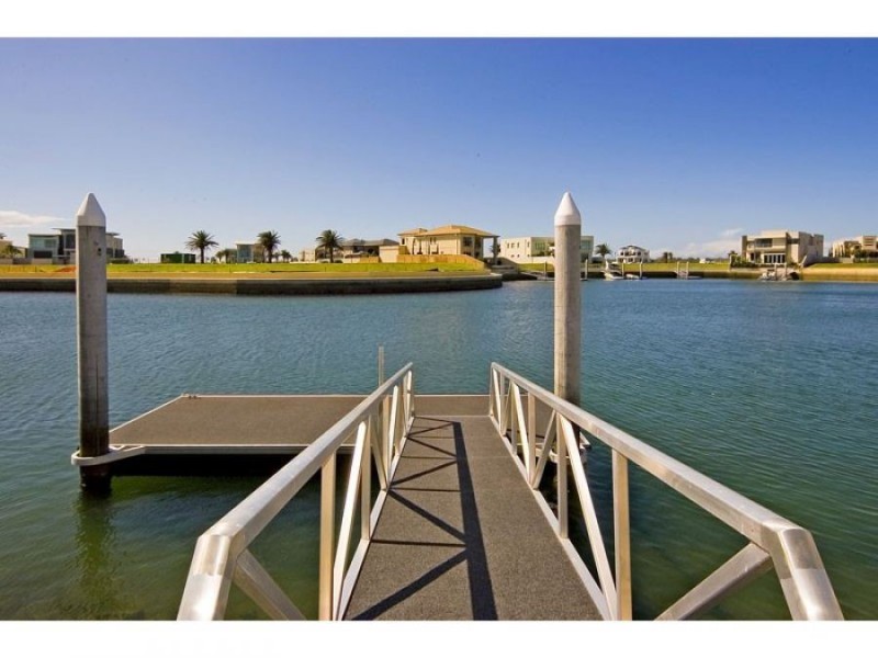53 Royal Albert Crescent, Sovereign Islands QLD 4216