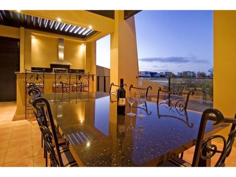 53 Royal Albert Crescent, Sovereign Islands QLD 4216