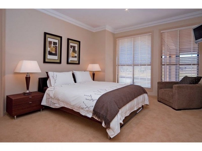 53 Royal Albert Crescent, Sovereign Islands QLD 4216