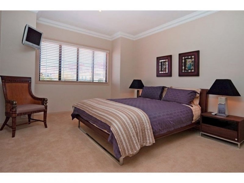 53 Royal Albert Crescent, Sovereign Islands QLD 4216