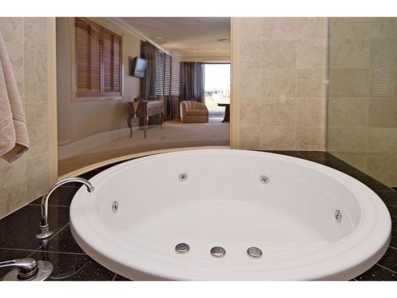 53 Royal Albert Crescent, Sovereign Islands QLD 4216
