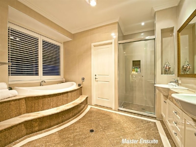 5065 Emerald Island Drive, Carrara QLD 4211