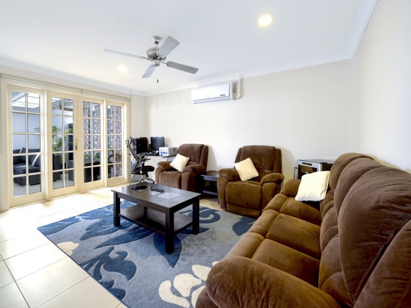 2/3 Liam Court, Labrador QLD 4215