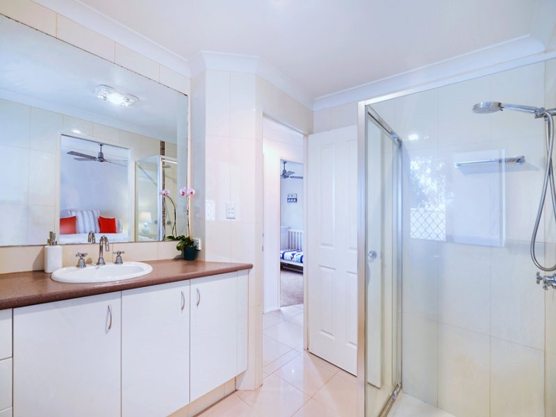 2/3 Liam Court, Labrador QLD 4215