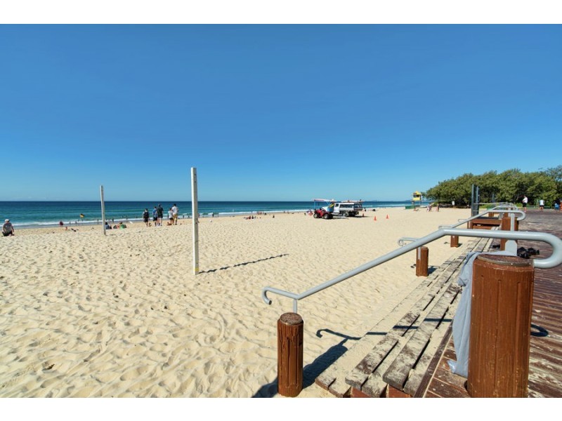 3 Andrea Avenue, Broadbeach Waters QLD 4218