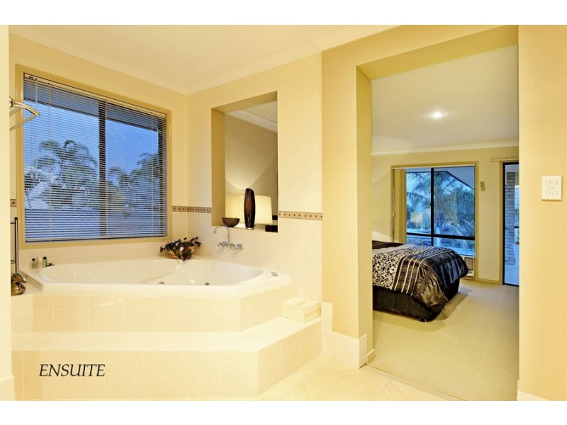 34 Bermuda Street, Broadbeach Waters QLD 4218