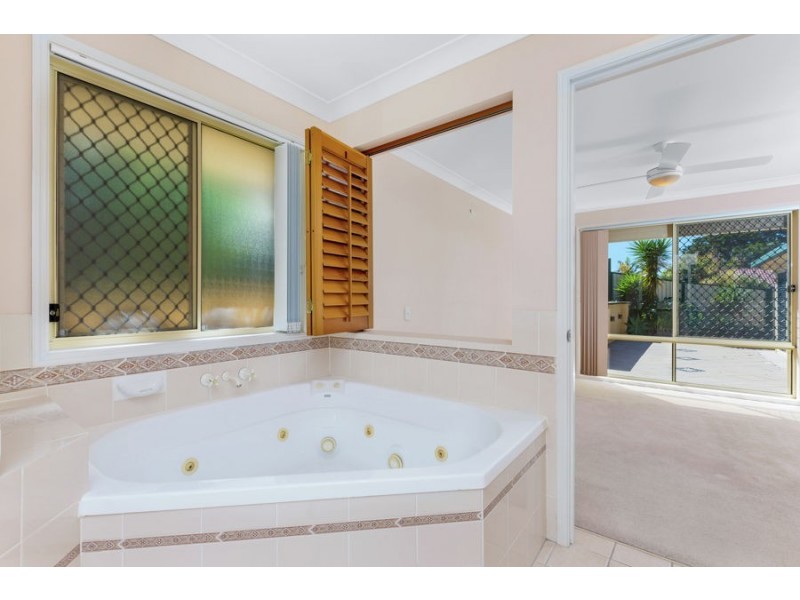 8 Grassmere Court, Banora Point NSW 2486