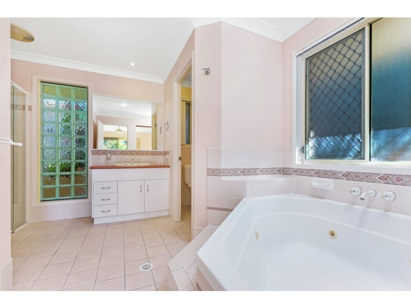 8 Grassmere Court, Banora Point NSW 2486