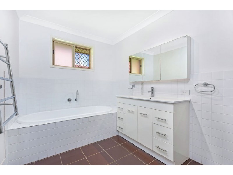 37 Castlecrag Avenue, Banora Point NSW 2486