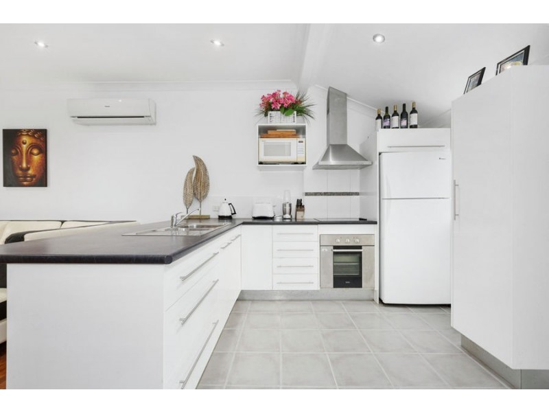 2/76 Dutton Street, Coolangatta QLD 4225