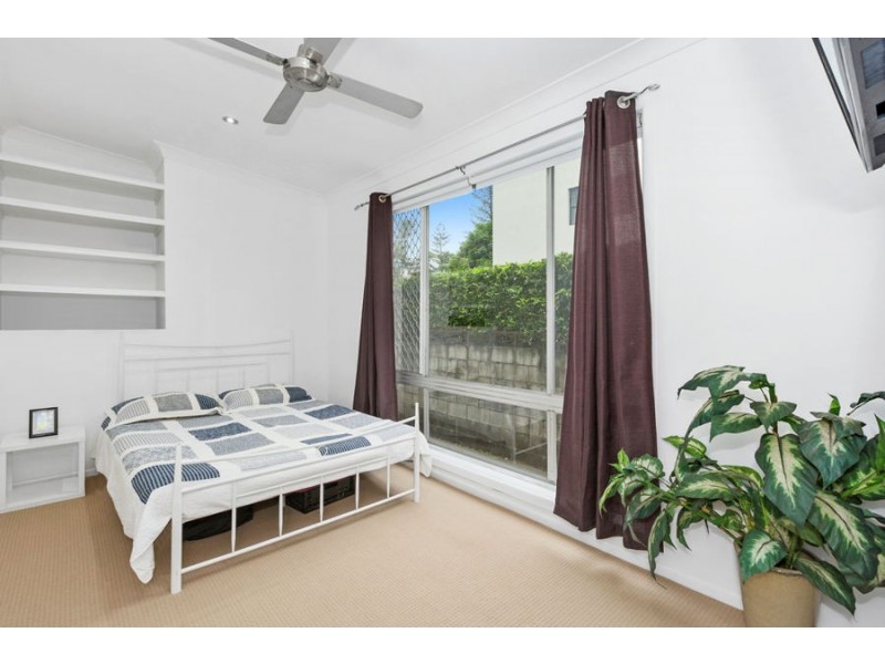2/76 Dutton Street, Coolangatta QLD 4225