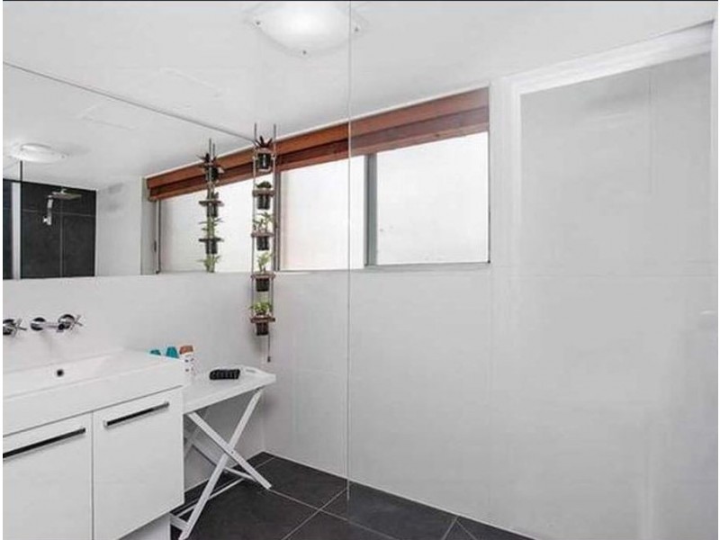 8/18 Ikkina Road, Burleigh Heads QLD 4220