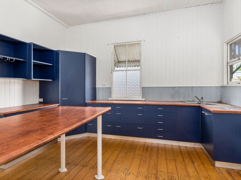 12 Blackstone Road, Newtown QLD 4305