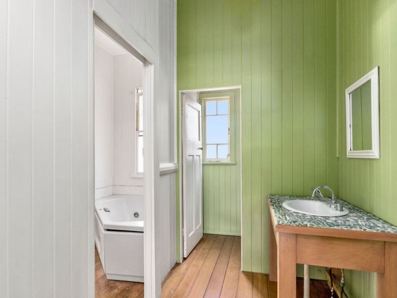 12 Blackstone Road, Newtown QLD 4305